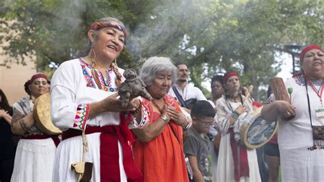  The Curandero's Secret Cure: Unraveling the Mysteries of Ancient Healing Practices in Mexican Folklore!